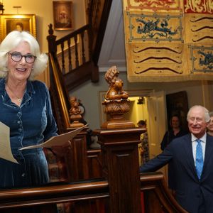 Stolzer König: Camilla in Samtkleid und mit Lesebrille