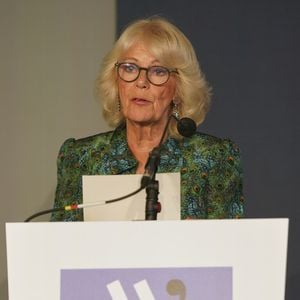 Königin Camilla erscheint unerwartet auf Londoner Buchmesse