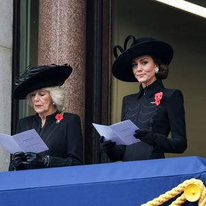 Königin Camilla und Prinzessin Kate sehen am Gedenktag zu