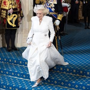 Frisur vom Winde verweht: Königin Camilla kämpft gegen Böen