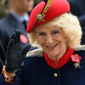 Königin Camilla trägt Queen Elizabeths Totenkopf-Brosche