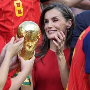 Drei Botschaften: Das bedeutet Königin Letizias WM-Kleid