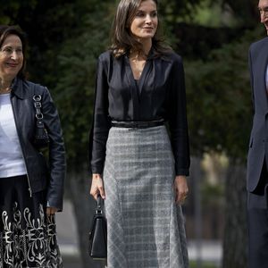 Schicker Karo-Rock: Königin Letizia strahlt im Business-Look