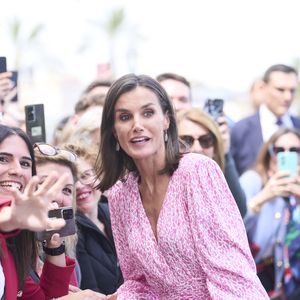 Ganz in Pink: Königin Letizia läutet farbig den Sommer ein