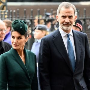 König Felipe und seine Letizia zollen der Queen (†96) Tribut