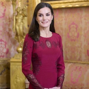 Recycelter Look: Königin Letizia strahlt in weinrotem Kleid