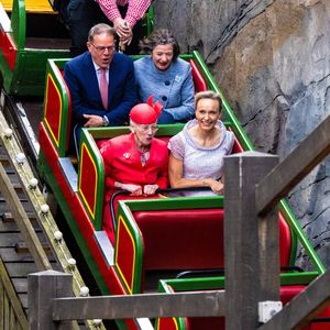 Mit 82: Königin Margrethe hat Spaß beim Achterbahnfahren