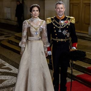 König Frederik und seine Mary strahlen bei Neujahrsempfang