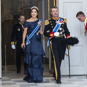 König Frederik und Mary bezaubern bei erstem Staatsbankett