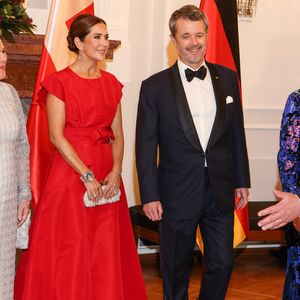 Königin Mary strahlt neben Frederik in rotem Kleid in Berlin