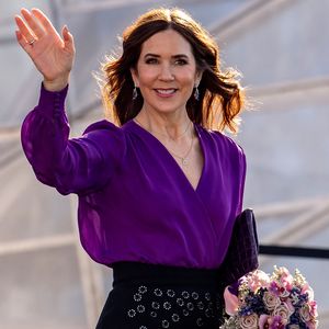 Elegant: Dänische Königin Mary strahlt in violetter Bluse!