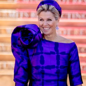 Mode-Statement: Königin Máxima strahlt im lilafarbenen Kleid