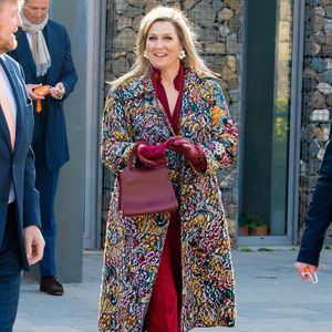 Altbacken oder schick? Königin Máxima trägt Blumenmantel