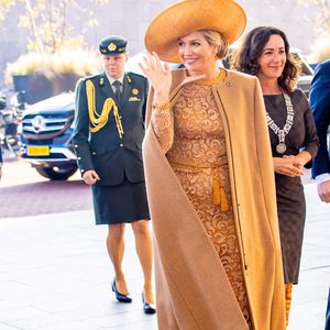 Goldener Herbstlook: Königin Máxima strahlt in Spitzenkleid