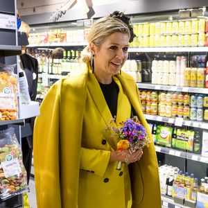 Stylish im Supermarkt: Königin Máxima im gelben Hosenanzug