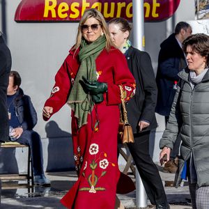Style-Fehltritt? Königin Máxima im roten Blumen-Mantel