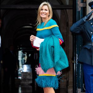 Fehlgriff? Königin Máxima in einem kunterbunten Federkleid