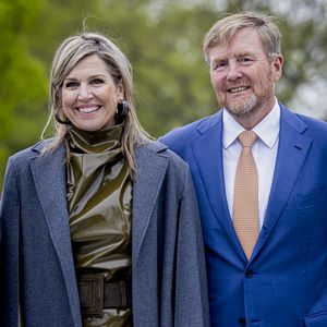 Königin Máxima und Willem-Alexander tanzen mit Grundschülern