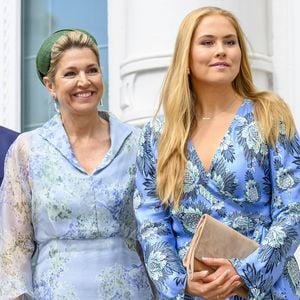 Floraler Partnerlook bei Prinzessin Amalia und Mama Màxima