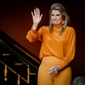 Bunter Farbtupfer! Königin Máxima rockt orangefarbenen Look