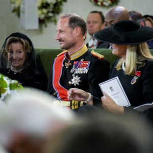 Rührend: König Haakon hielt Sonjas Hand bei der Beerdigung