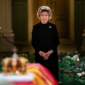 Bewegende Bilder: Königin Sonja trauert am Sarg von Harald