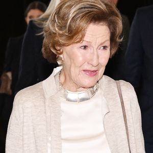 Königin Sonja von Norwegen posiert mit Wunden im Gesicht