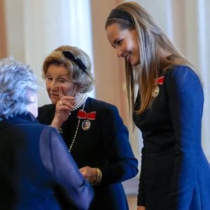 Ingrid wird bei Astrids Beisetzung zu Königin Sonjas Stütze