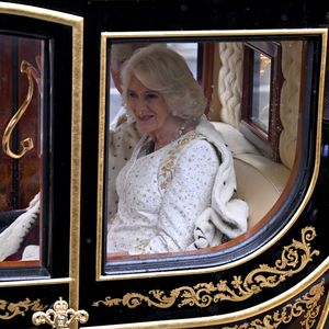 Here comes the Queen: Camilla begeistert im Krönungs-Look!