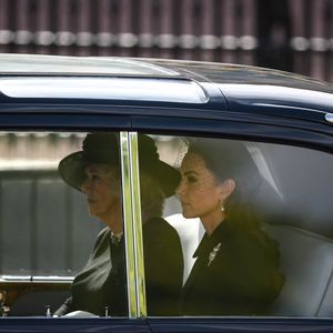 Hier fahren Königsgemahlin Camilla und Kate bei Prozession