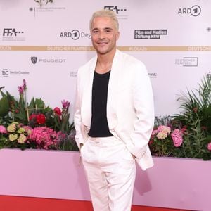 Kostja Ullmann besucht Deutschen Filmpreis mit neuem Look