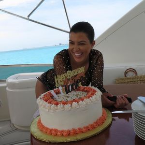 Fans verwirrt: Trägt Kourtney Kardashian einen Buzz-Cut?