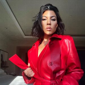 Kourtney Kardashian ist auf ihren Verlobungsring getreten