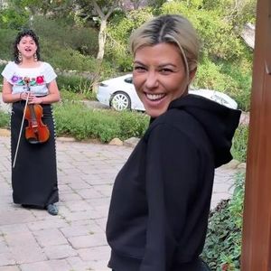 Ganz natürlich: Kourtney Kardashian steht zu ihren Falten!