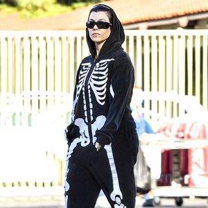 Top oder Flop? Kourtney Kardashian trägt Skelett-Overall