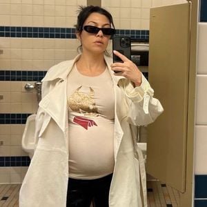 So lässig präsentiert Kourtney Kardashian ihre Babykugel!