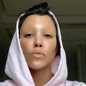 Alienartig: Kourtney Kardashian zeigt sich ohne Augenbrauen!