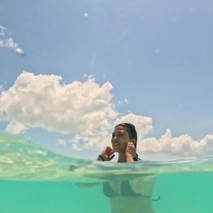 So süß feiert Kourtney Kardashian ihren Mami-Körper!