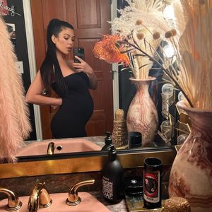 Kourtney Kardashian teilt Babybauch-Fotos im engen Kleid!