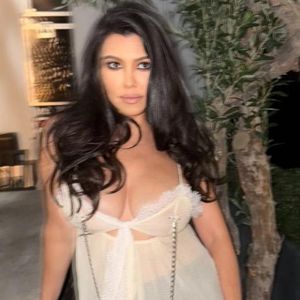 Kourtney Kardashian überrascht mit Nippelketten-Oberteil