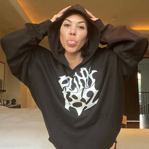 Sexy! Kourtney Kardashian wirbt für neue Blink-182-Tour
