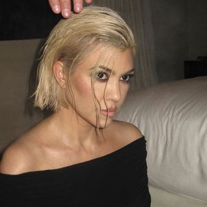 Blondie: Kourtney Kardashian fühlt ihren neuen Hairstyle!