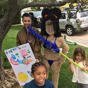 Wie bitte? Kourtney K. feierte Geburtstag mit Piñata-Double!