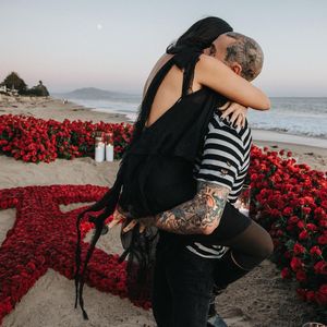 Kourtney Kardashian und Travis feiern Verlobungs-Jahrestag