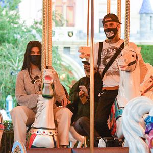 Süß! Kourtney Kardashian und Travis Barker im Freizeitpark