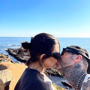 "Für immer": Travis Barker turtelt mit Kourtney K. am Strand