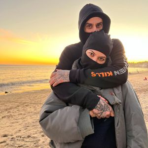 Mit Sturmhaube: Kourtney K. kuschelt mit ihrem Travis Barker