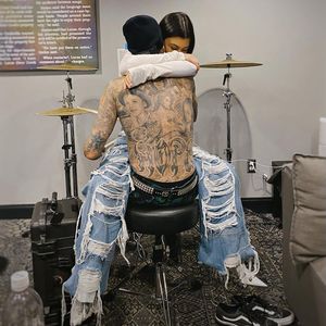 Kuschelkurs: Kourtney Kardashian unterstützt Travis auf Tour