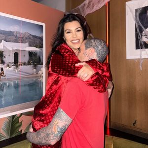 Kourtney Kardashian kuschelt ganz verliebt mit ihrem Travis