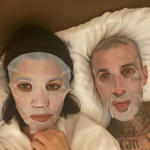 Mit Gesichtsmasken: Hier liegen Kourtney und Travis im Bett